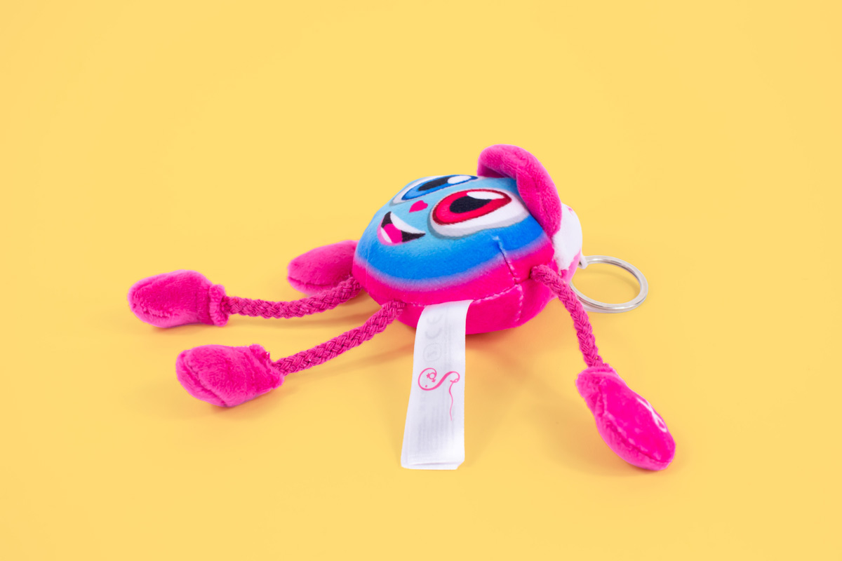 Peluche sur mesure association avec étiquette